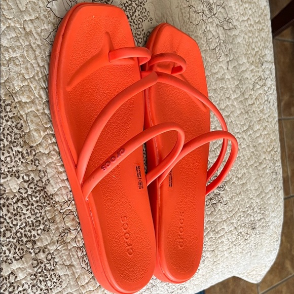 CROCS Women's Miami Toe  Bright Orange Sandals - Picture 2 of 5